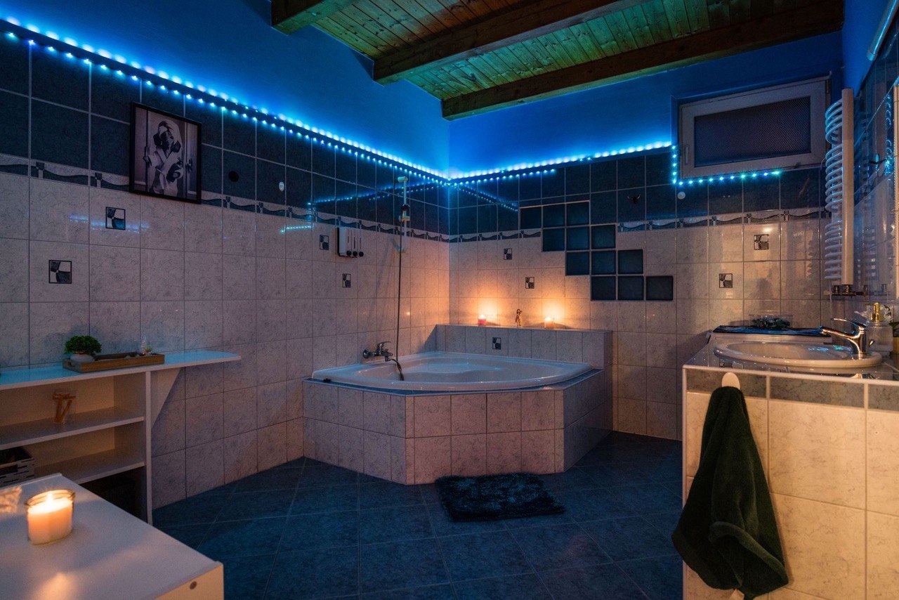 Fürdőszoba hangulatos LED világítással